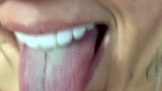 Puta Safada Offers Pix Or Mysterious Blowjob On Street