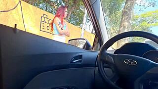 punheta arriscada para safada na rua que estava no ponto de ônibus