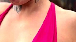 Puta Safada Offers Pix Or Mysterious Blowjob On Street