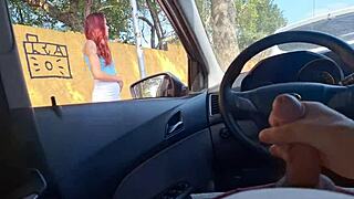 punheta arriscada para safada na rua que estava no ponto de ônibus