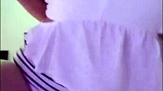 me follo al novio de mi amiga de cuarto mientras ella duerme en su cuarto