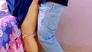 abrí un agujero en la pared de mi vecinita y terminé abriendo su panocha caliente