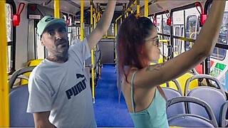 弯腰学生在公共巴士上被操