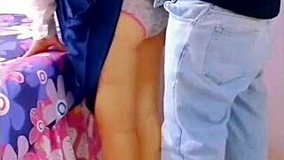 abrí un agujero en la pared de mi vecinita y terminé abriendo su panocha caliente