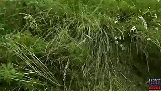 Kitty gets double doggystyle by the roadside 😏