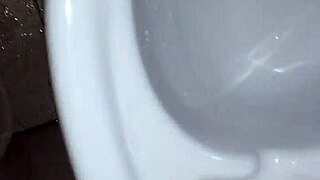 Watch this gay guy piss solo.