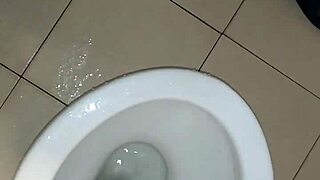 Watch this gay guy piss solo.