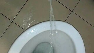 Watch this gay guy piss solo.