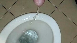 Watch this gay guy piss solo.