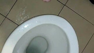 Watch this gay guy piss solo.