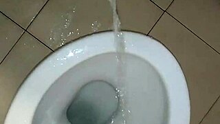 Watch this gay guy piss solo.