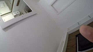 o primeiro squirt da vida dela foi muito intenso e molhou toda cama