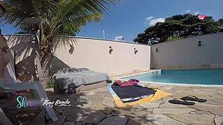 i aksed the delivry boy to put suncreen on me and he fucked my tits