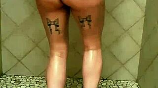 gran culo se mueve sensualmente en la ducha
