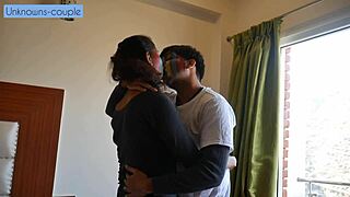 Lonely Rachna Starts Liking Company of Room Service Guy Ravi