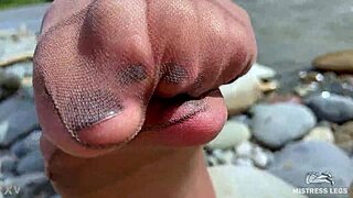 Goddess, show those cute toes in nylons!