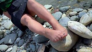 Goddess, show those cute toes in nylons!