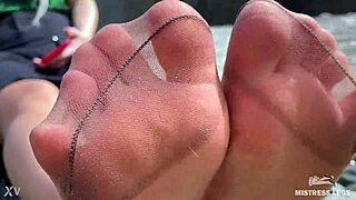 Goddess, show those cute toes in nylons!