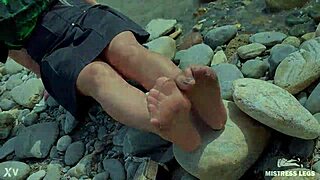 Goddess, show those cute toes in nylons!