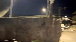 Esposa Pede Ajuda Pra Atravessar A Linha De Trem E Da Gostoso Pro Rapaz Prestativo