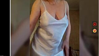 tia l�cia coroa mamilos grande dan�a na c�mera