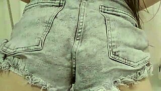 Amateur teen girl masturbates in bathroom