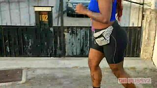 ruiva de rabo gigante filmada a treinar pelo amante