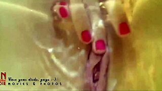 Watch this college babe masturbate in the bath!