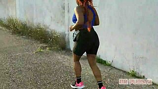 ruiva de rabo gigante filmada a treinar pelo amante