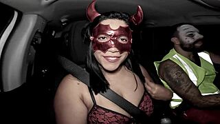 Ela voltou da festa de halloween toda arrombadinha e gozadinha 😈