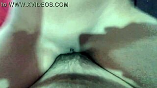 Le Llama Su Madre Y La Pequeña Cogiendo Jovencita No Para De Darse Sentones