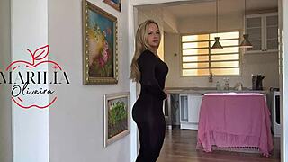 Hot babe shakes ass in gym 😏