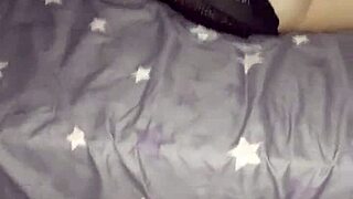 Encuentro a mi madrastra acostada en mi cuarto 1.