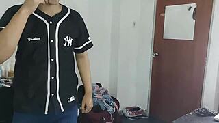 Encontré A Mi Hermanastra Viendo Porno Y Terminamos Conversando