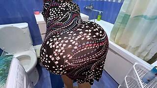 Mature Housewife Exposes Ass For Big Cock!