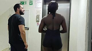 aceita uma aula gratis, personal gostosa mostra pro vizinho como faz agachamento 😘