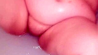 Naked pussy play in bathtub 😍