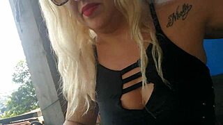 Tempting blowjob in the backyard