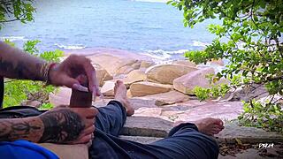 Horny amateurs masturbate to surprise cum on beach