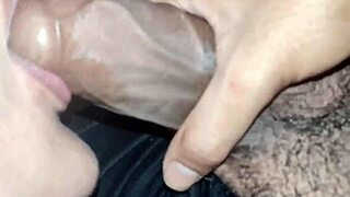 Viendo porno en tiktok con mi hermanastra y no pude dejar de observar sus hermosas tetas tuve que usarlas para sacar leche de mi pene