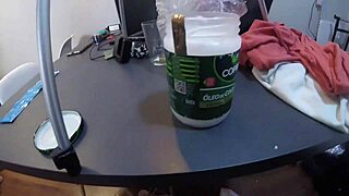 Gravando a galera fudendo no sofá da sala com big cock!