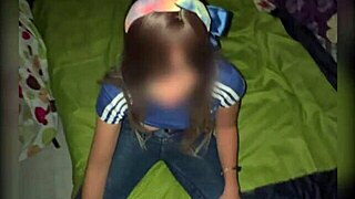 Inocente y tierna es mi hermanastra en la cama