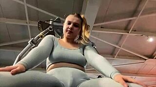 masturbate hard in the gym, teen slut 😏