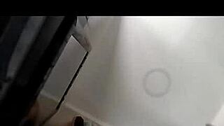 viejita y joven conectando