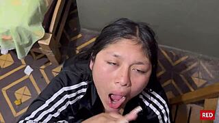 Entro a la habitación de mi cuñada y me hace un oral a escondidas de su esposo