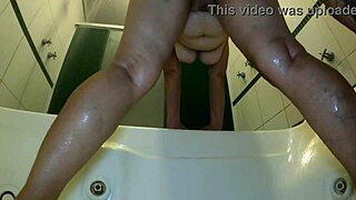 Comendo cuzinho de uma mulher madura dentro da hidro massagem