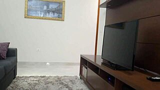 casada gostosa recebe o t�cnico de tv com shortinho bem curto e fica provocando