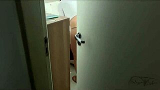 Minha madrasta saindo do banho me deixa louco de tesão