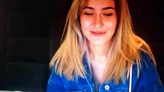 Rubia chats on webcam with blonde vibes