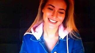 Rubia chats on webcam with blonde vibes